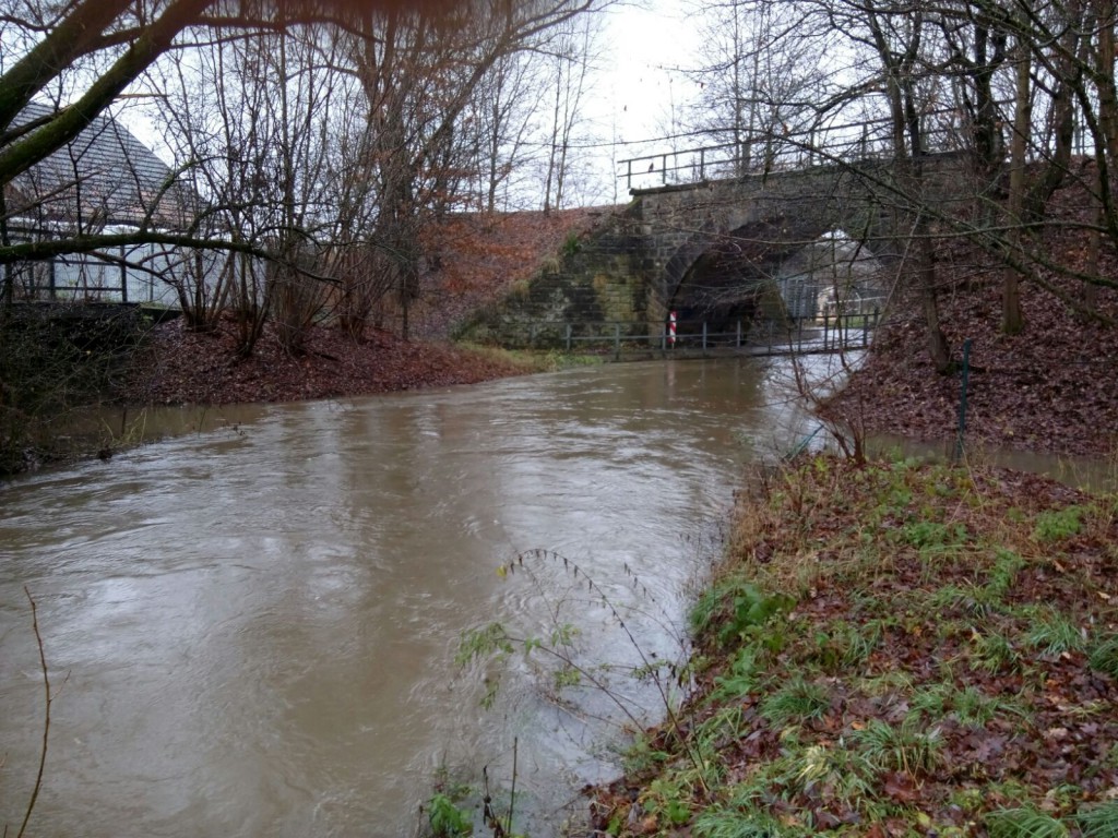 Hochwasser in der Röden im Bereich Gerätehaus 