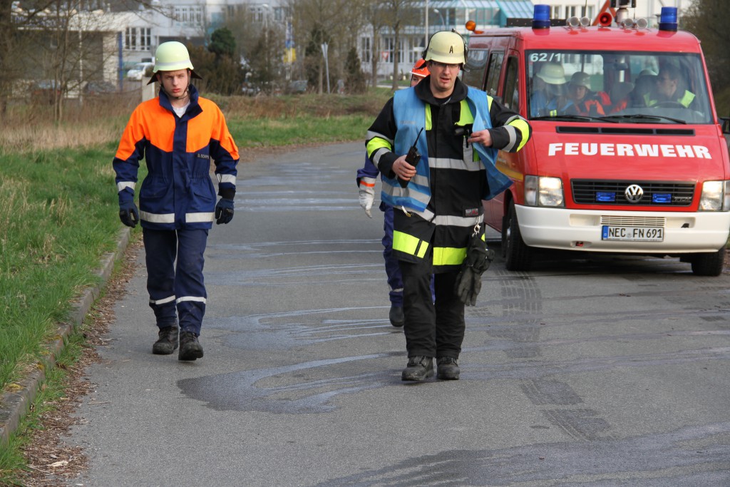 BF Wochenende Beseitigung einer Ölspur (1)