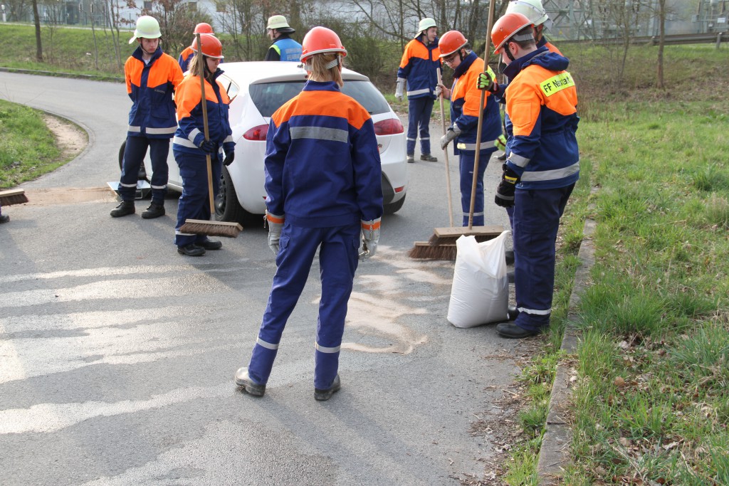 BF Wochenende Beseitigung einer Ölspur (3)