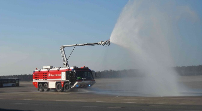 Vorführung eines Flugfeldlöschfahrzeuges