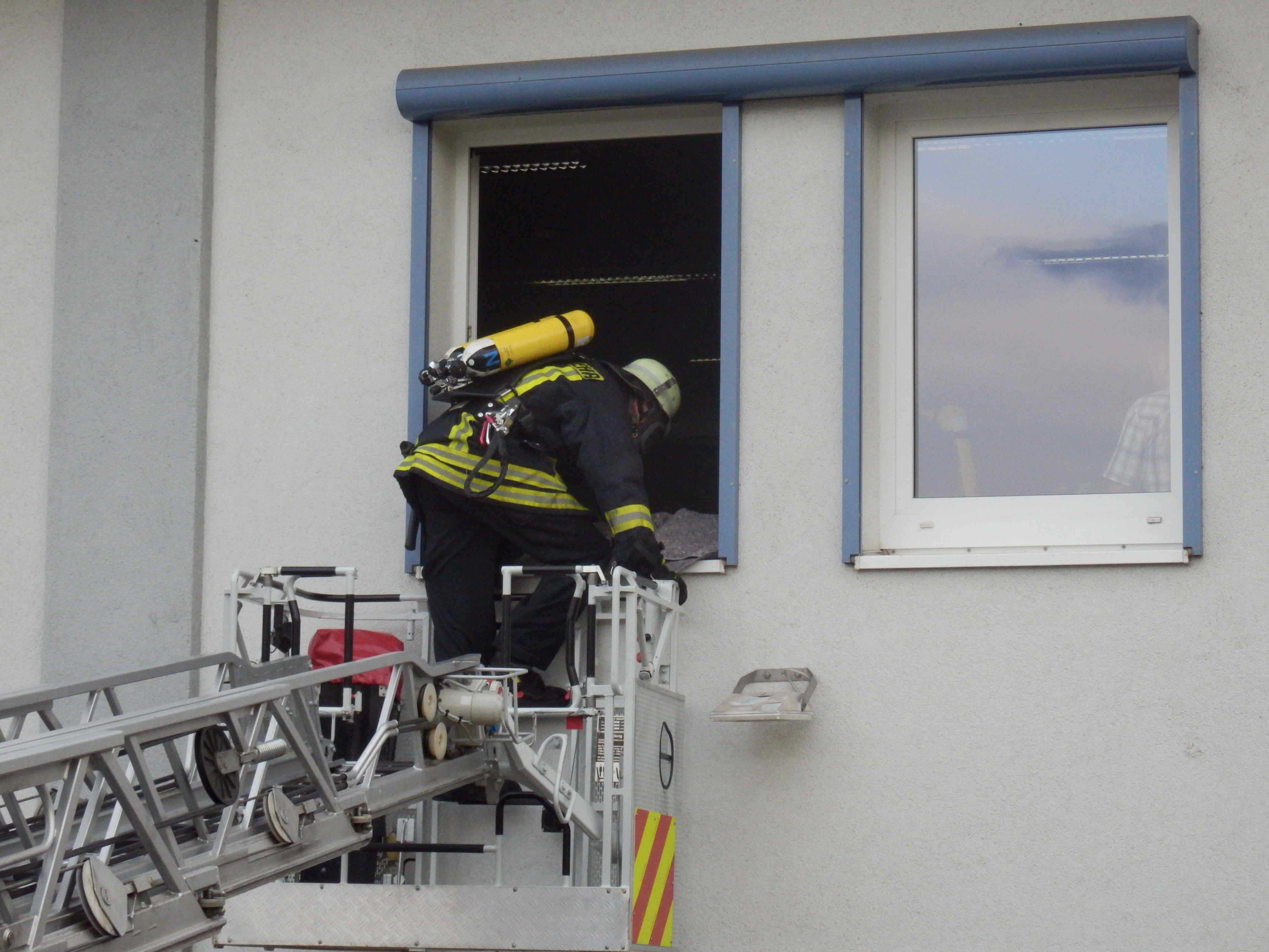 Übersteigeübung mit Drehleiter