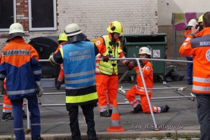 Gemeinsamer Aufbau des Betreuungszelts durch Jugendrotkreuz und Feuerwehr