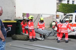 Gemeinsamer Aufbau des Betreuungszelts durch Jugendrotkreuz und Feuerwehr