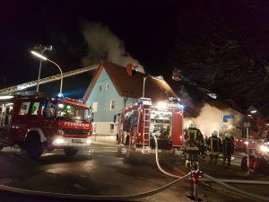 Brandbekämpfung über 2 Drehleitern