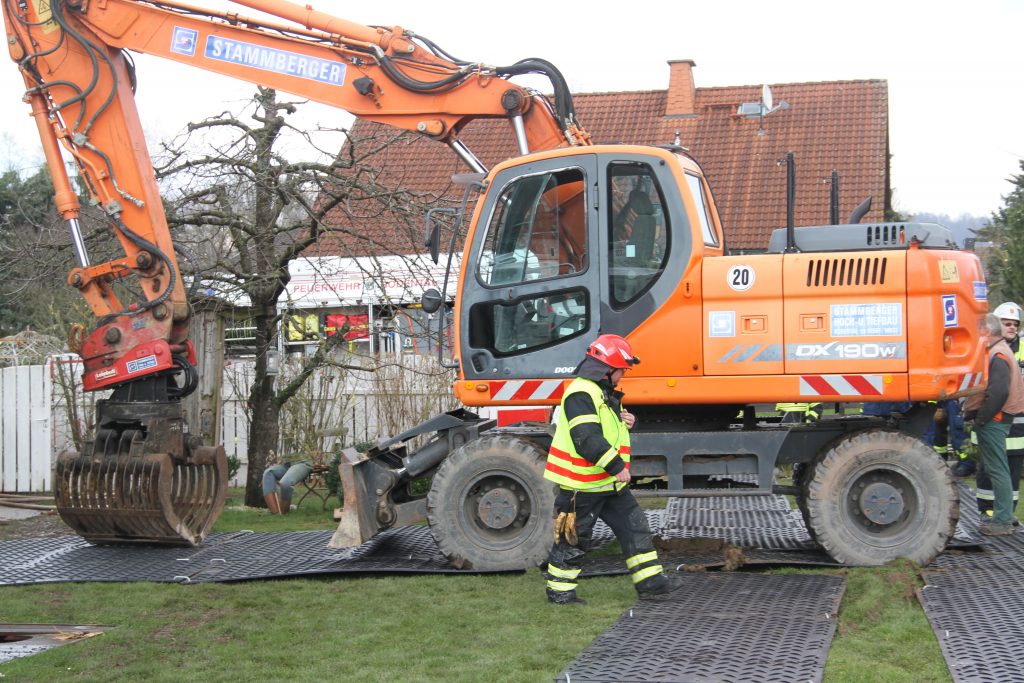 Bagger auf der Behelfsstraße